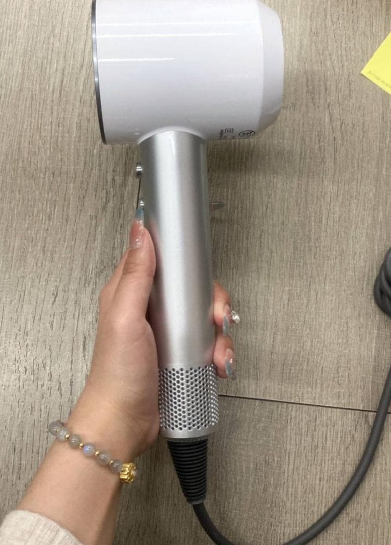 Dyson Supersonic ヘアドライヤー（2回使用）- 銀色