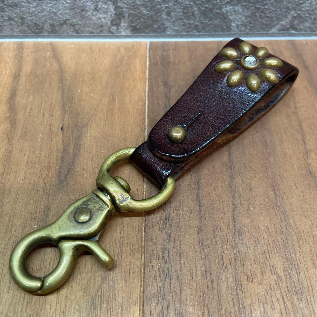 HTC レザーキーホルダー フラワースタッズ ブラウンレザー×ブラススタッズ