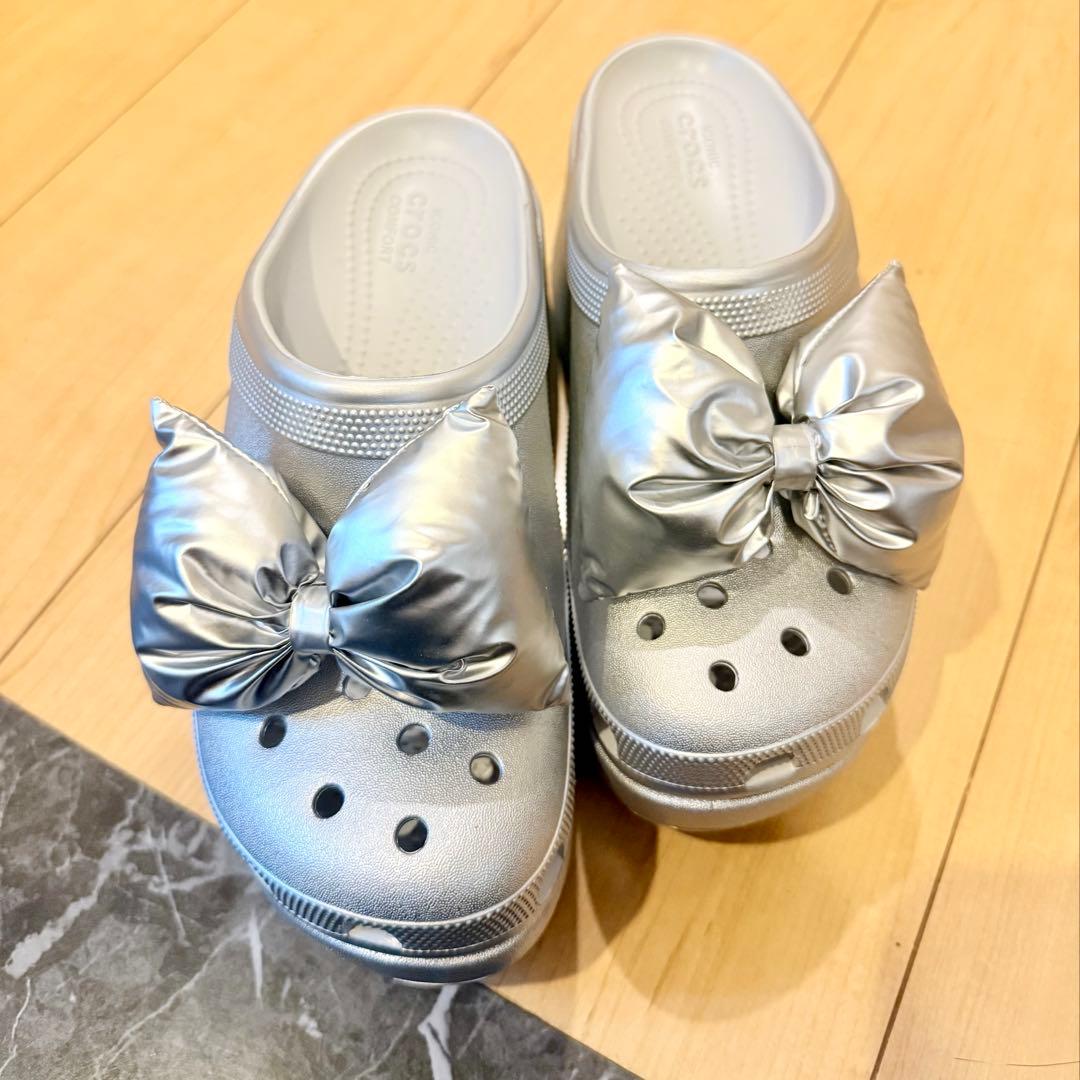 【美品】crocs クロックス サイレン メタリック ボウ クロッグ