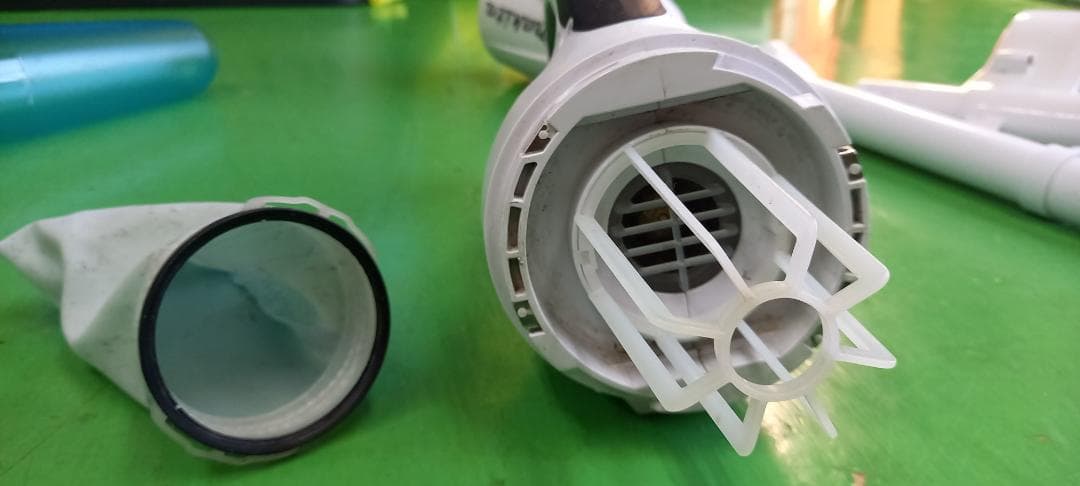 充電式クリーナ　マキタ　CL181FD