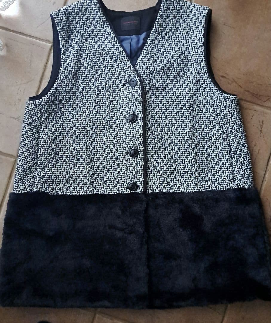 美品　TOMORROWLAND モノトーンロービング ファーペプラムジレ　ベスト