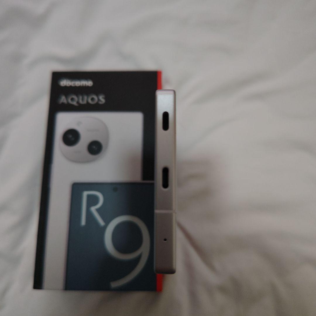 ジャンク扱い docomo製 SHARP AQUOS R9 白色