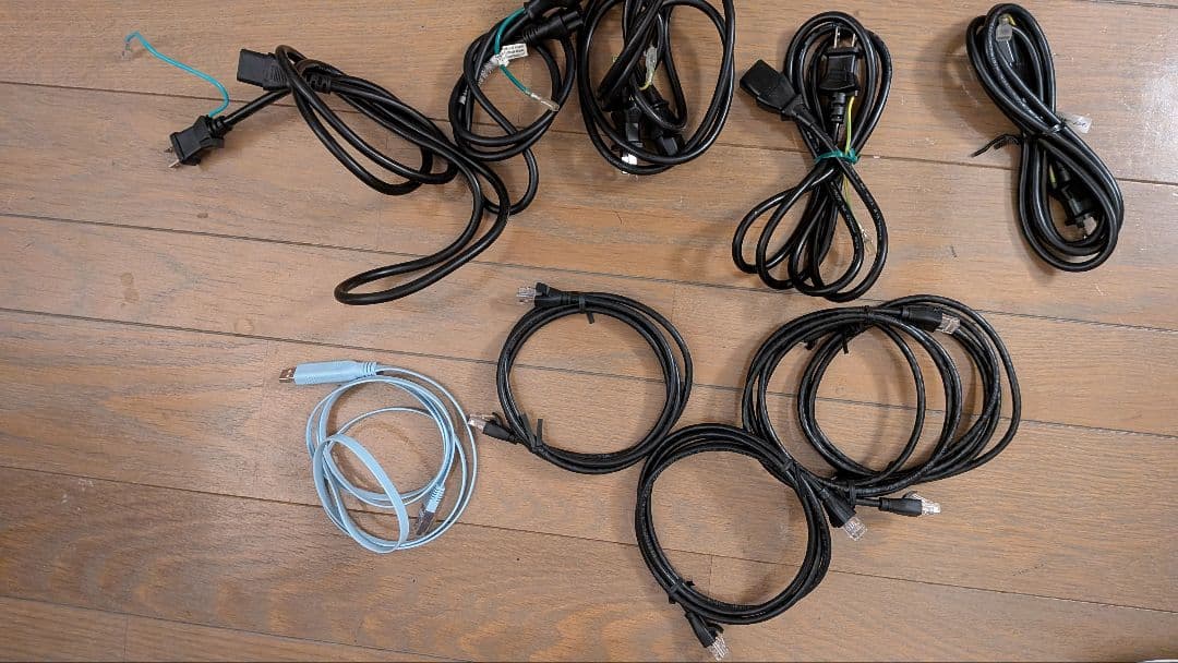 CCNA学習用　Cisco 1900シリーズ 2960Gシリーズ 5台とケーブル