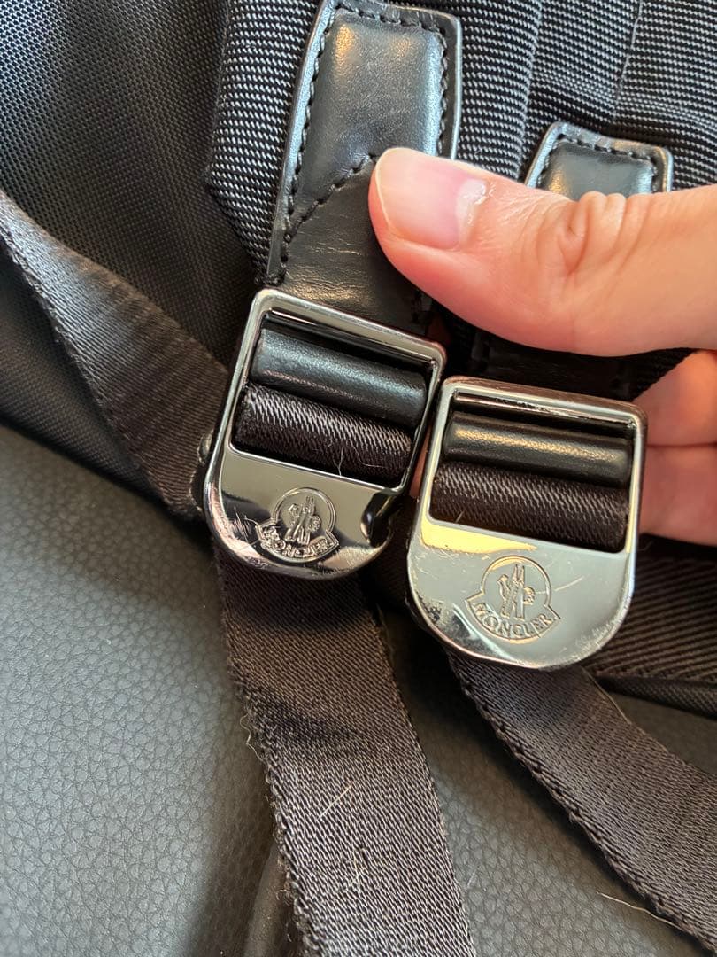 MONCLER ブラック バックパック　難あり