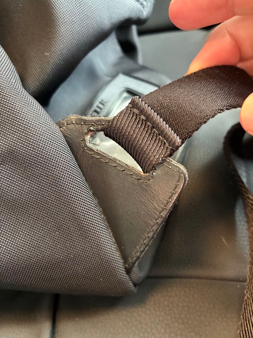 MONCLER ブラック バックパック　難あり