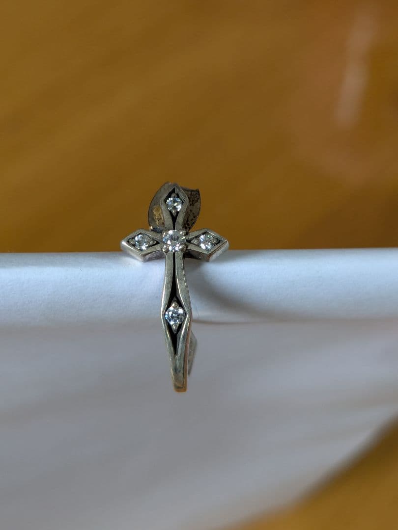 ジャスティンデイビスのクロスデザインピアス