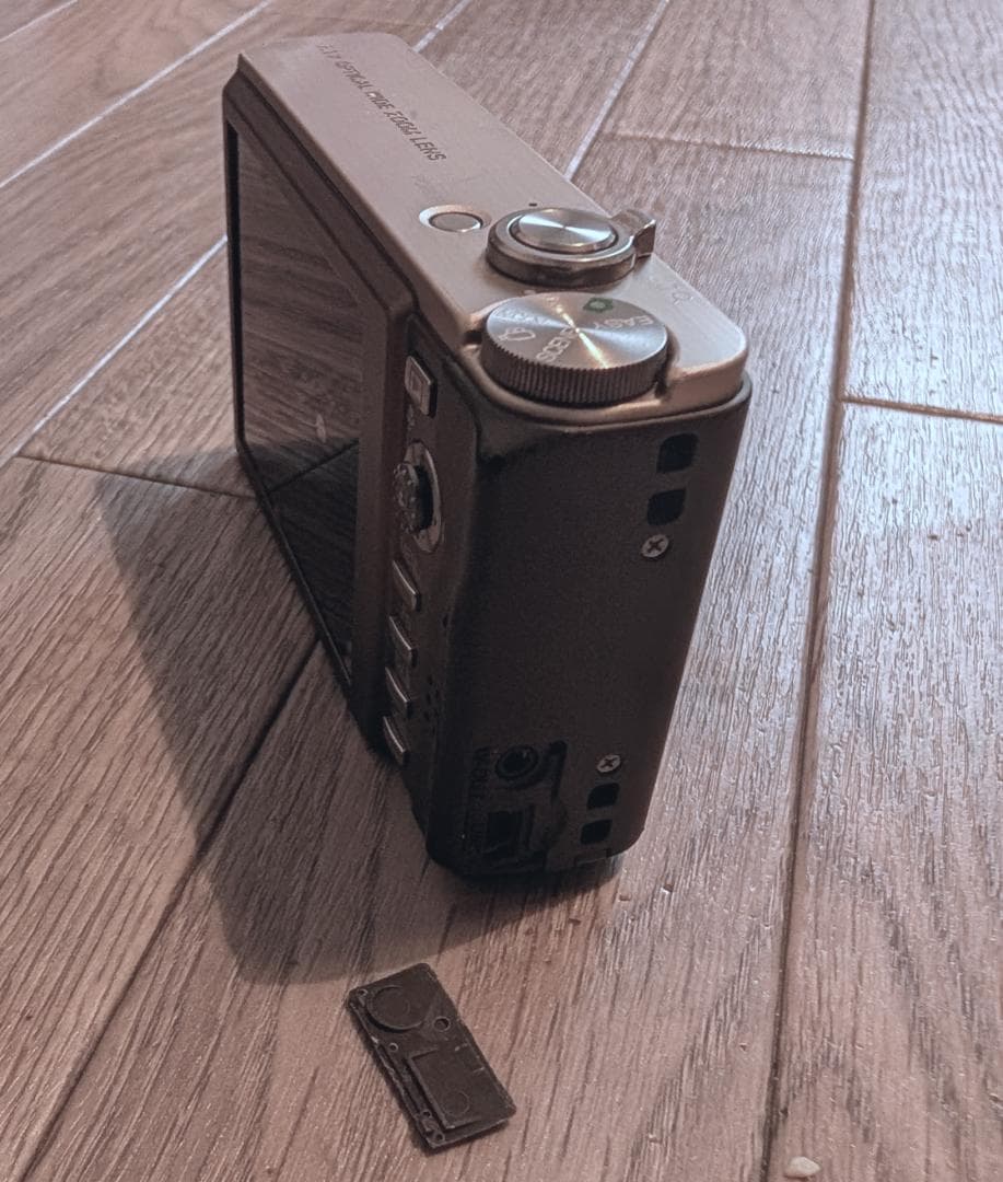 【完動品】RICOH R10 デジタルカメラ 4GBメモリーカード付き