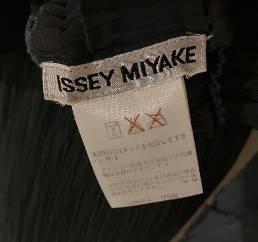 イッセイミヤケ　プリーツプリーズ　深緑　カットソー