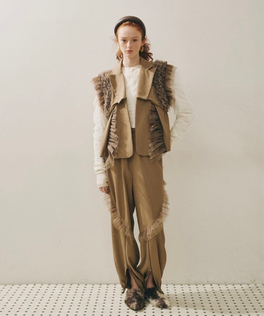 ボリュームギャザーチュールノースリーブジャケットフリル付きベージュベスト