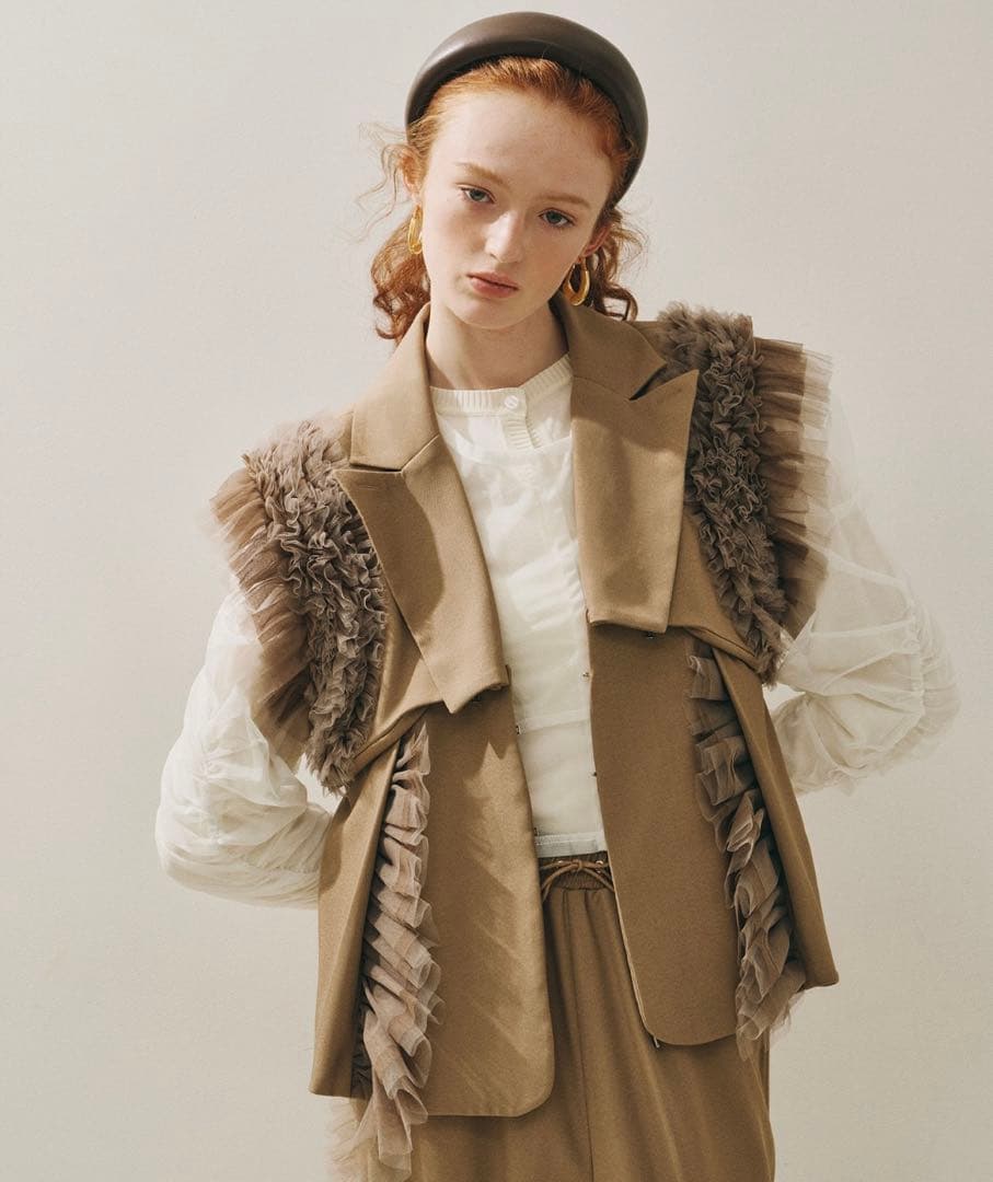 ボリュームギャザーチュールノースリーブジャケットフリル付きベージュベスト