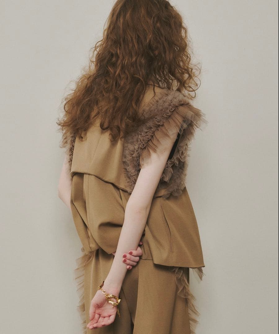 ボリュームギャザーチュールノースリーブジャケットフリル付きベージュベスト