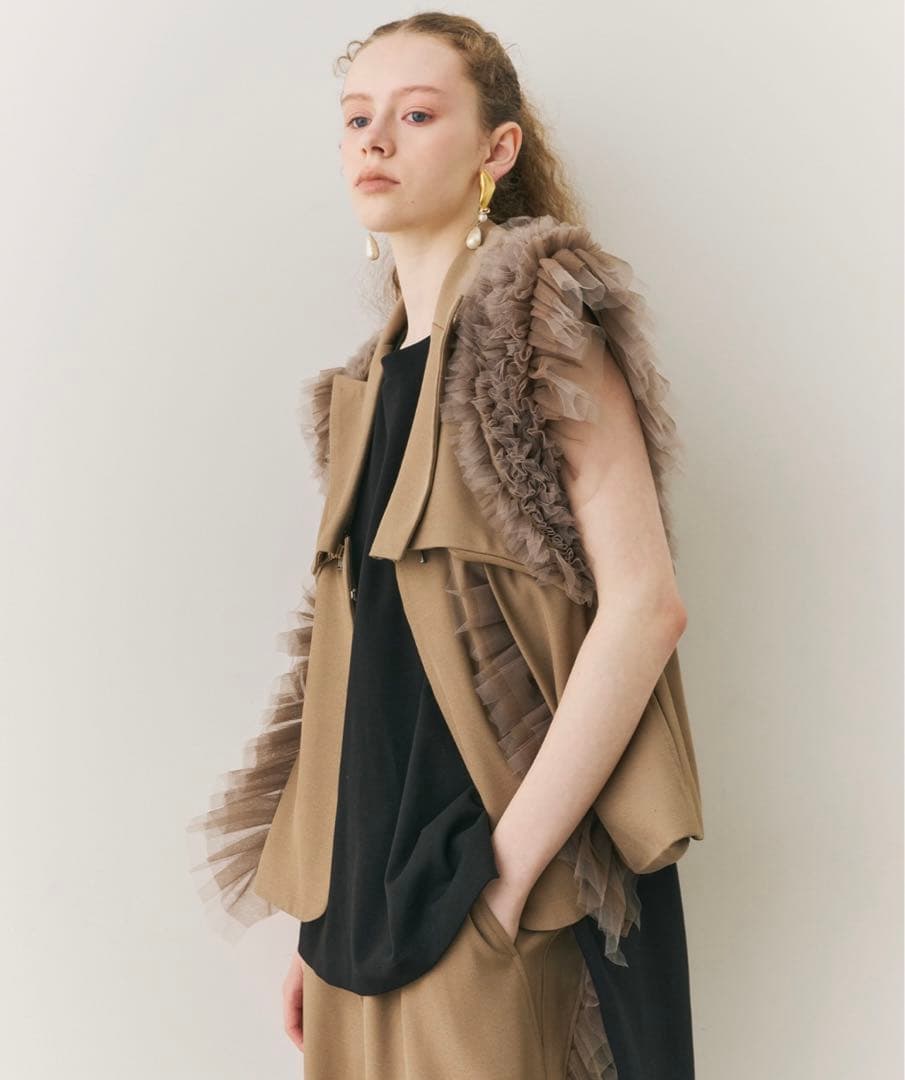 ボリュームギャザーチュールノースリーブジャケットフリル付きベージュベスト