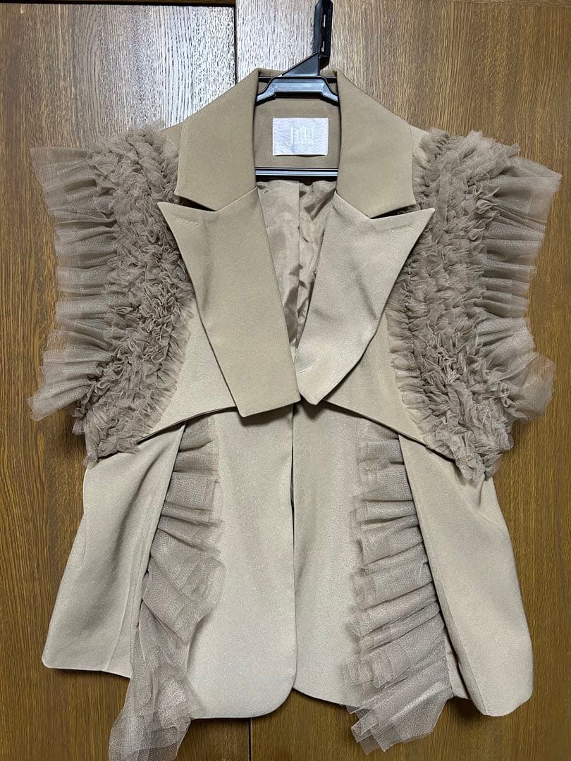 ボリュームギャザーチュールノースリーブジャケットフリル付きベージュベスト