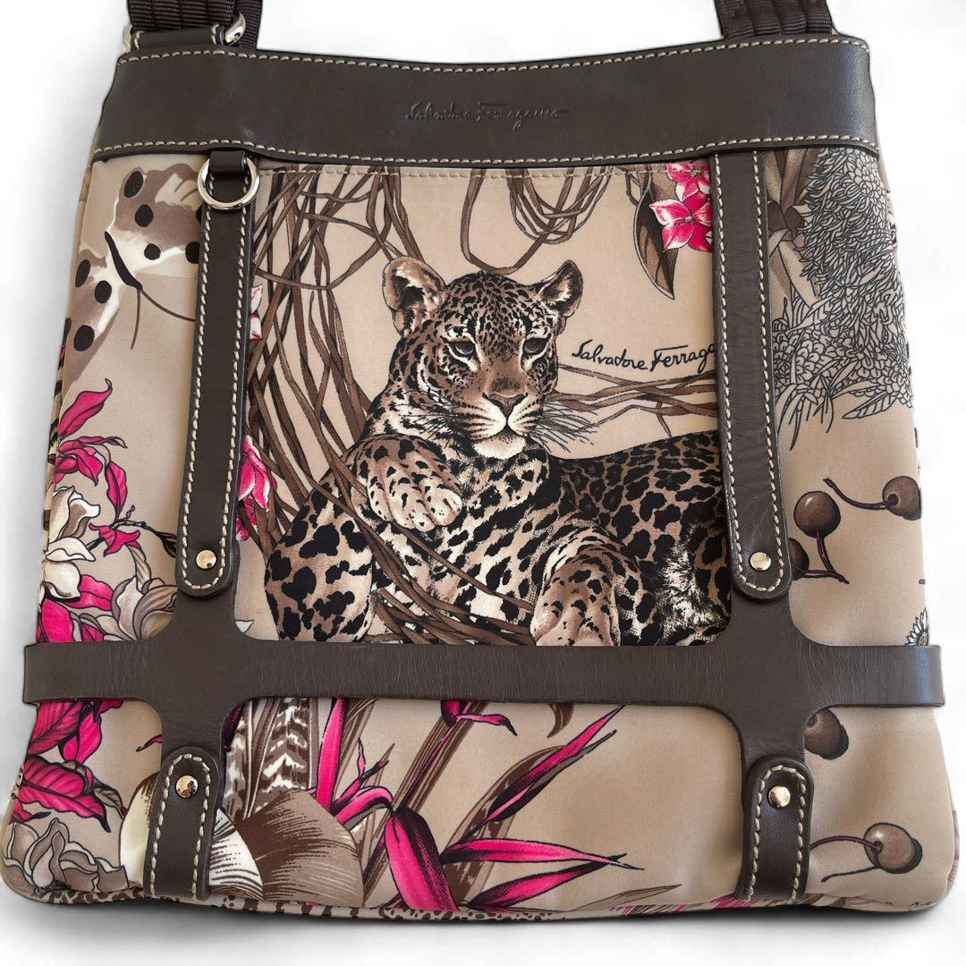 美品　サルヴァトーレフェラガモ　アニマル柄　クロスボディバッグ　レザー