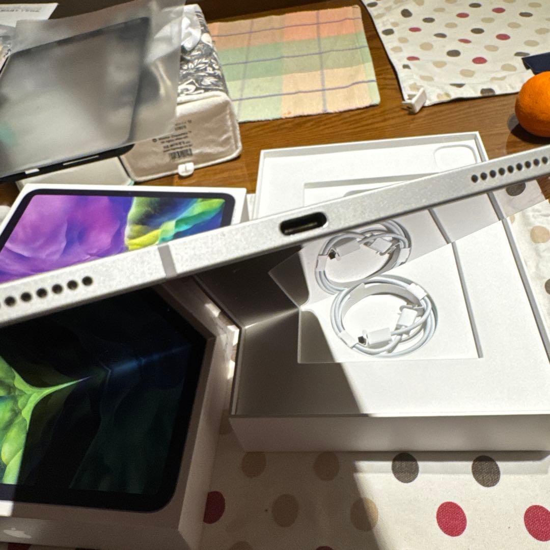 ち*わ様 iPadPro第二世代256GB MXE52J/A とApple Pe