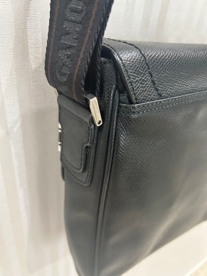 Salvatore Ferragamo ブラックショルダーバッグ　フェラガモ