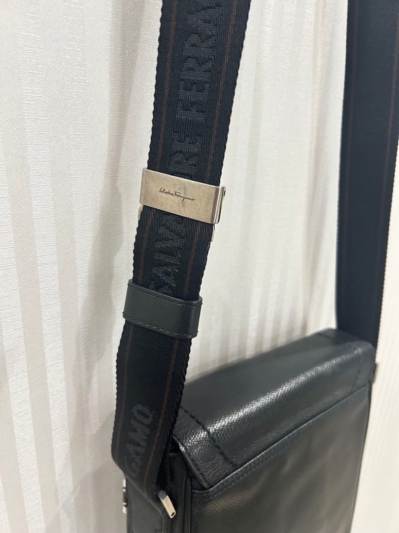 Salvatore Ferragamo ブラックショルダーバッグ　フェラガモ