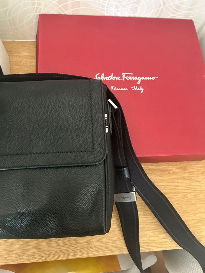 Salvatore Ferragamo ブラックショルダーバッグ　フェラガモ