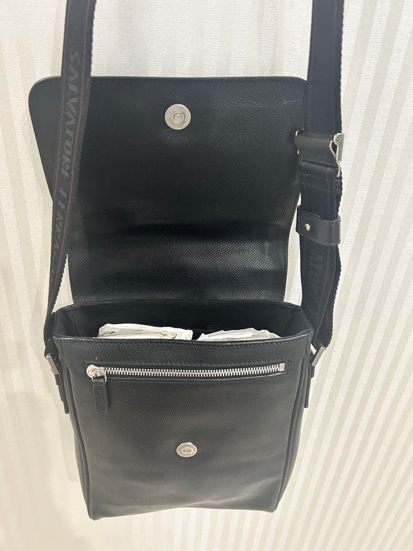 Salvatore Ferragamo ブラックショルダーバッグ　フェラガモ