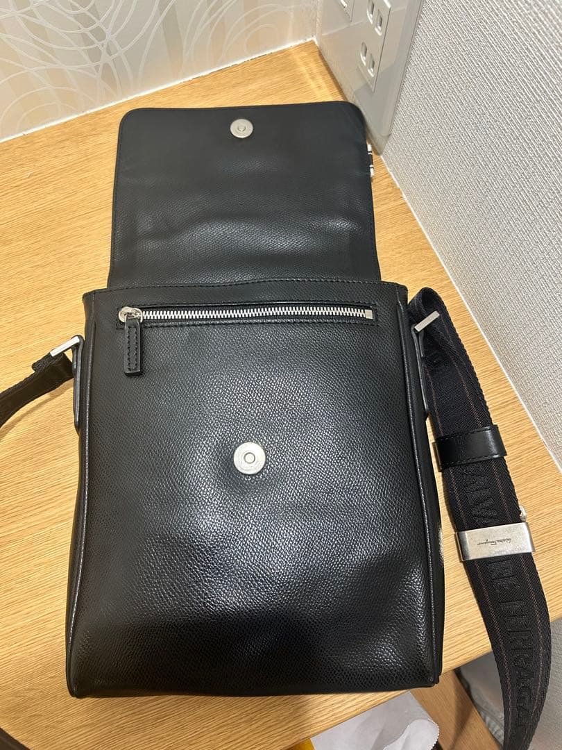 Salvatore Ferragamo ブラックショルダーバッグ　フェラガモ