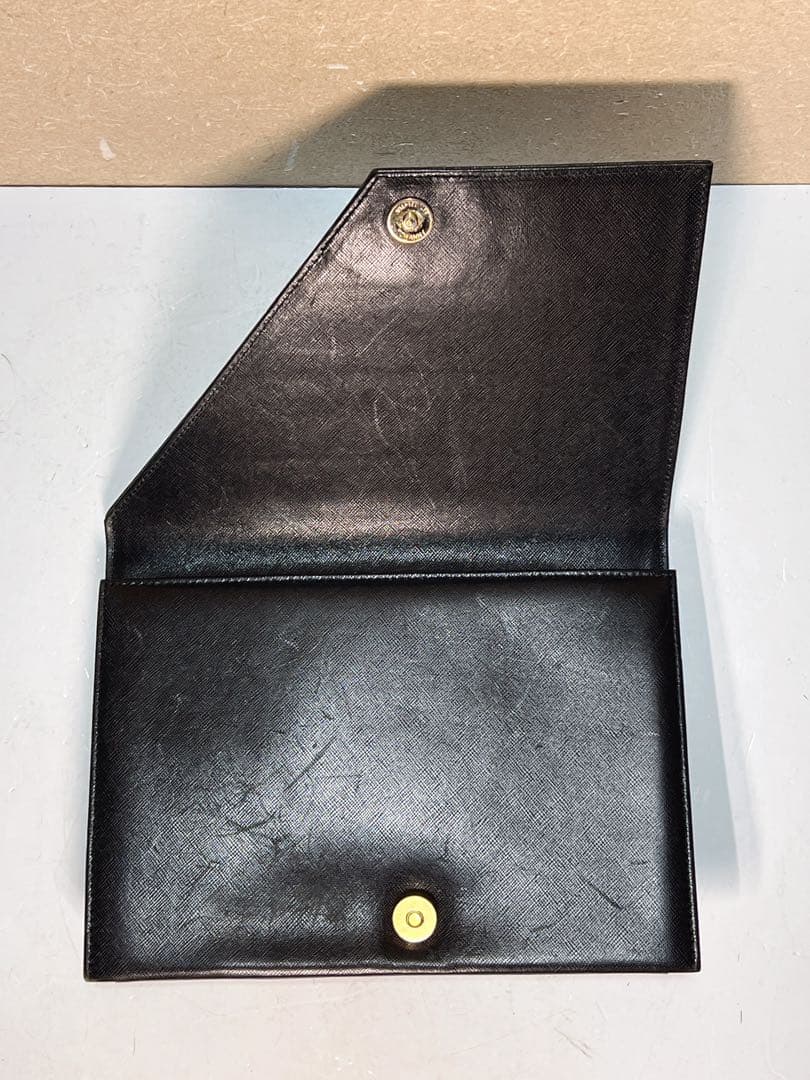 イヴ・サンローランのブラックレザークラッチバッグ