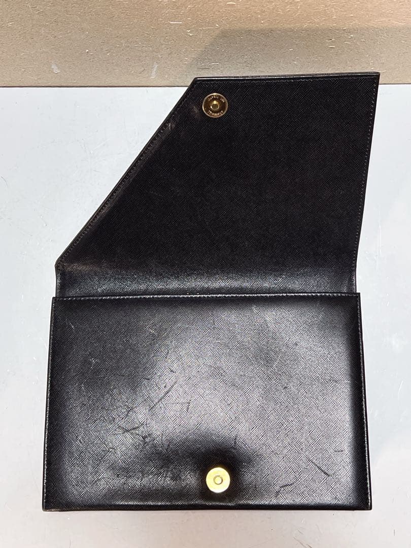 イヴ・サンローランのブラックレザークラッチバッグ