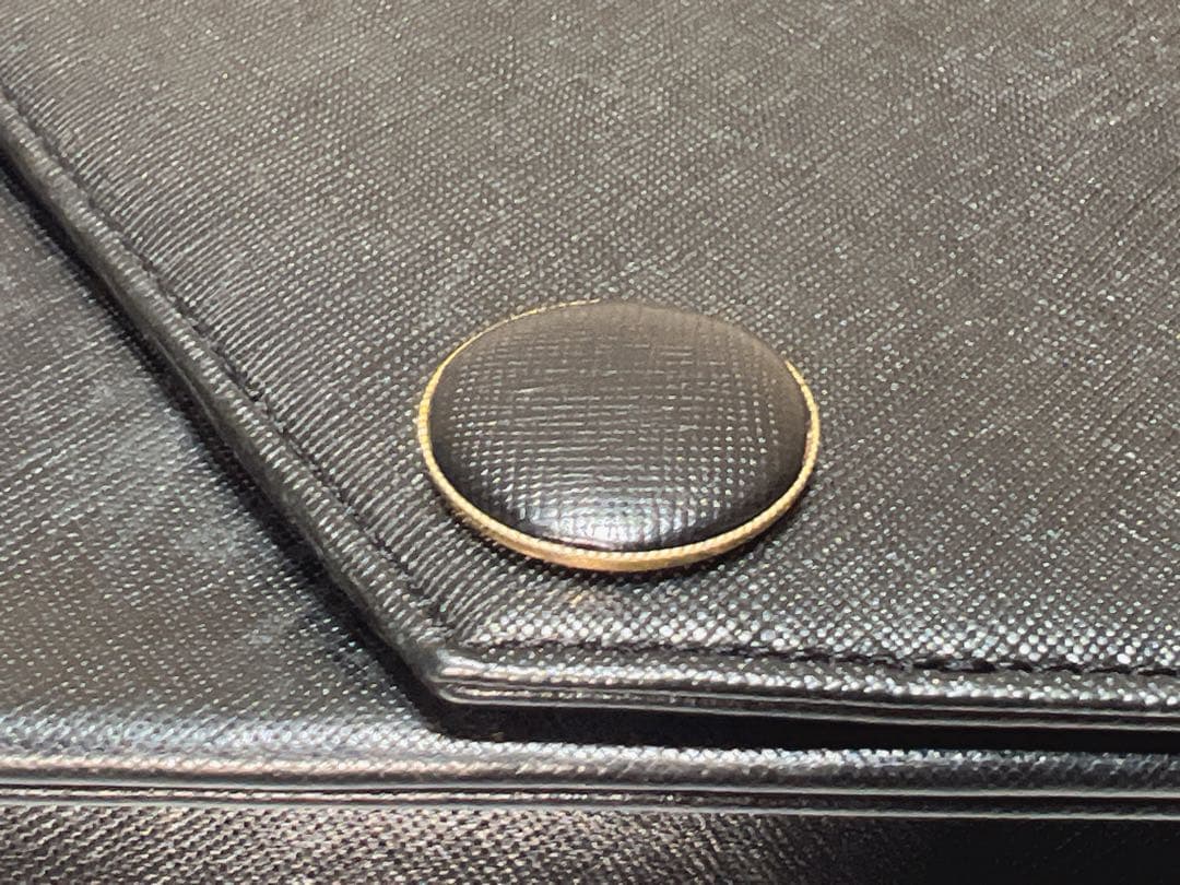 イヴ・サンローランのブラックレザークラッチバッグ