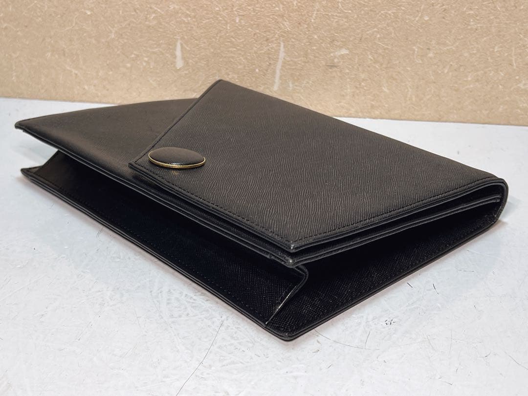 イヴ・サンローランのブラックレザークラッチバッグ