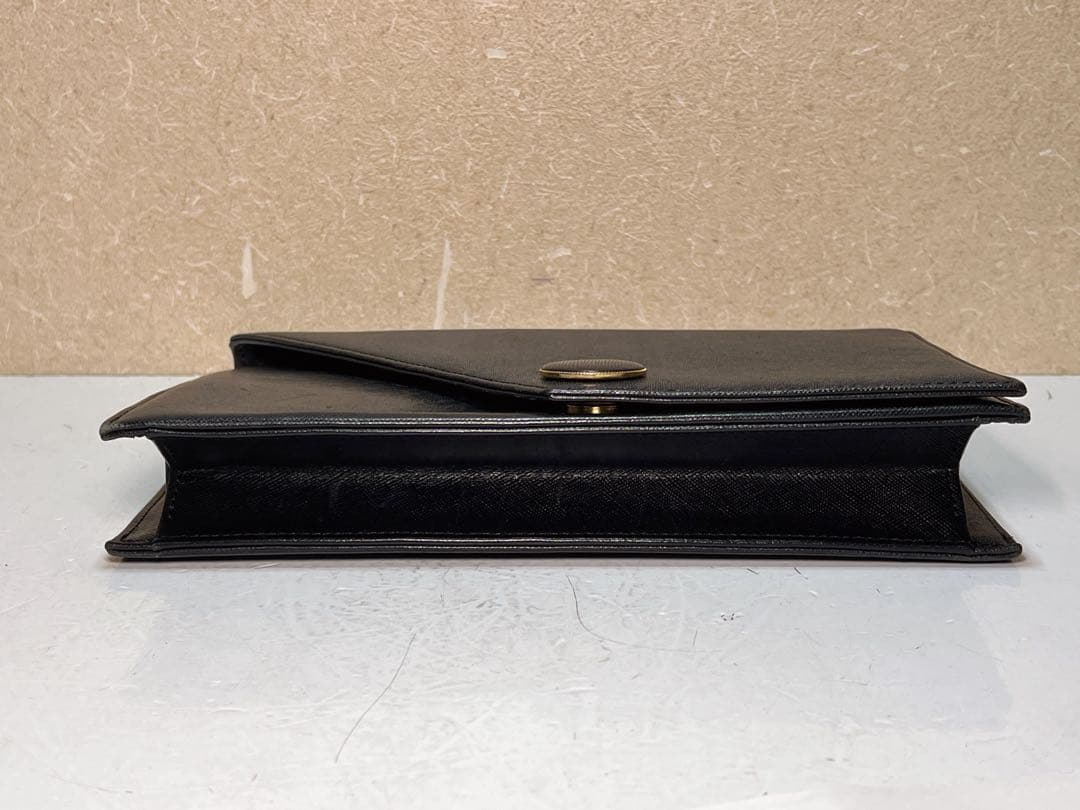 イヴ・サンローランのブラックレザークラッチバッグ