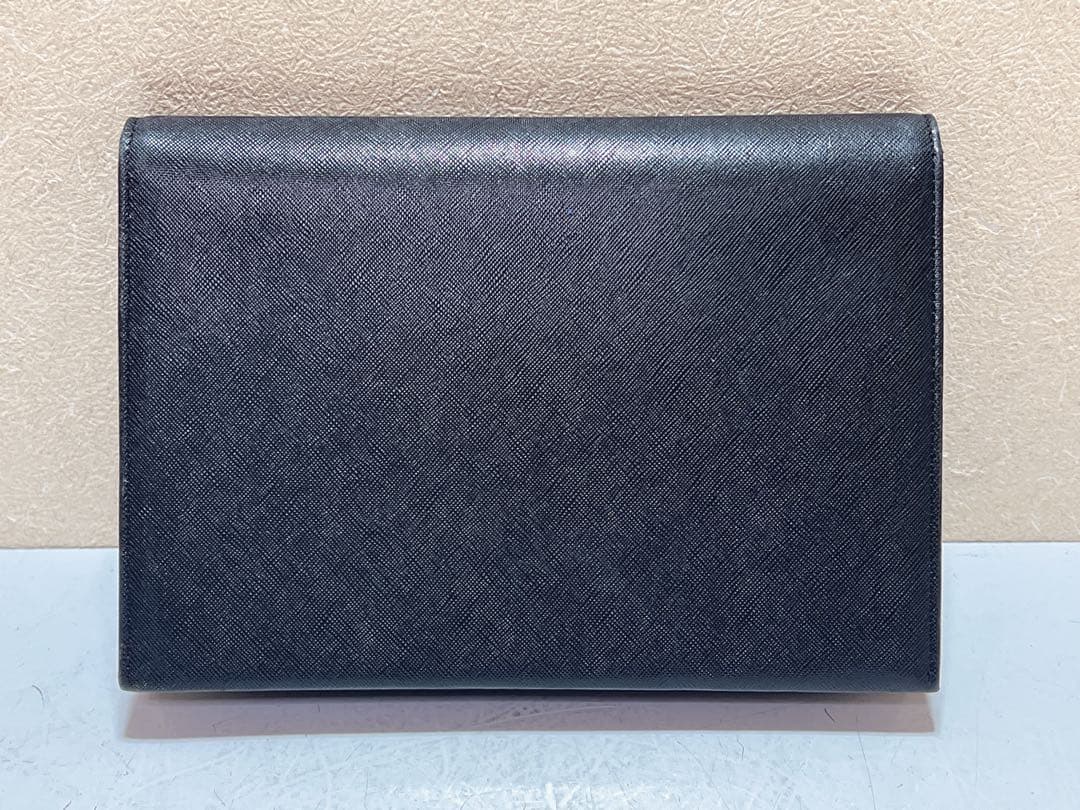 イヴ・サンローランのブラックレザークラッチバッグ