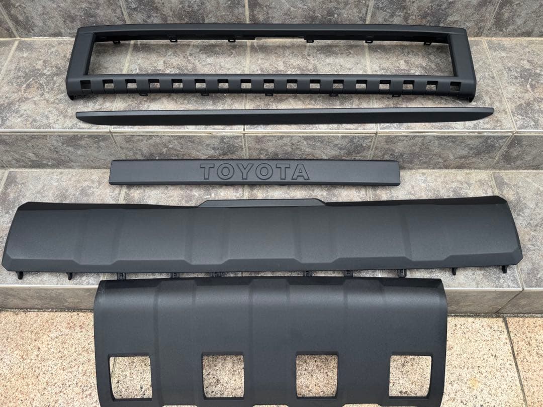 ランドクルーザー250 グリル　ラプターライナー塗装