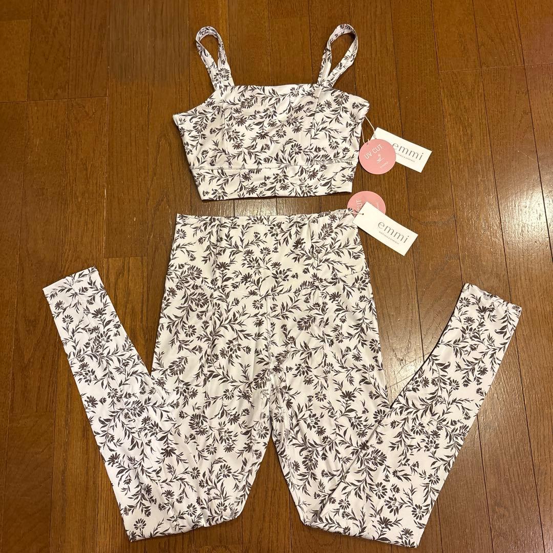 emmi エミヨガ 花柄ヨガウェアセットアップ