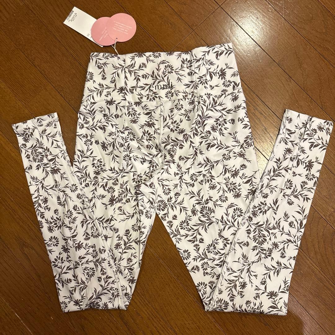 emmi エミヨガ 花柄ヨガウェアセットアップ