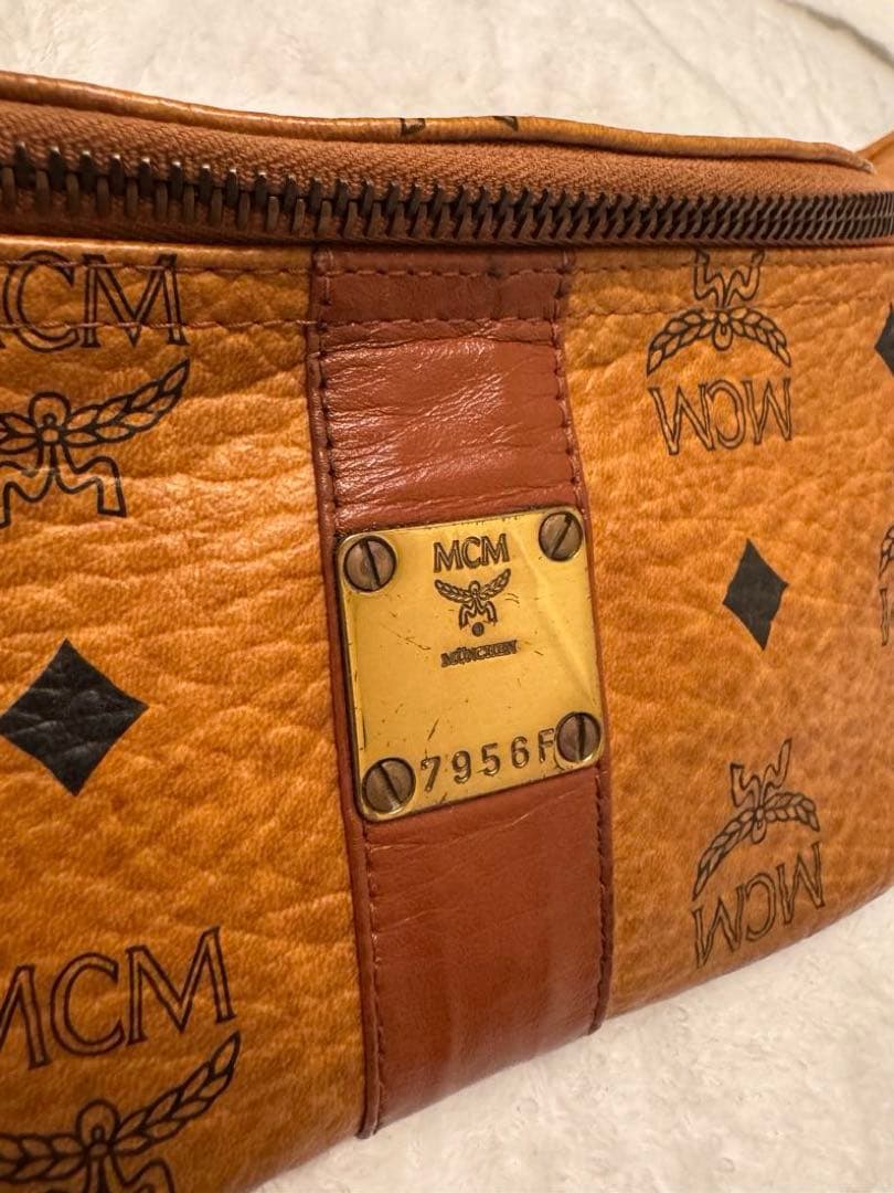 極美品 エムシーエム ボディバッグ ロゴ柄