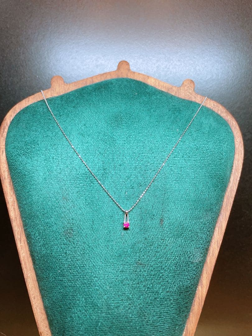 ピンクと赤のストーン付きネックレス