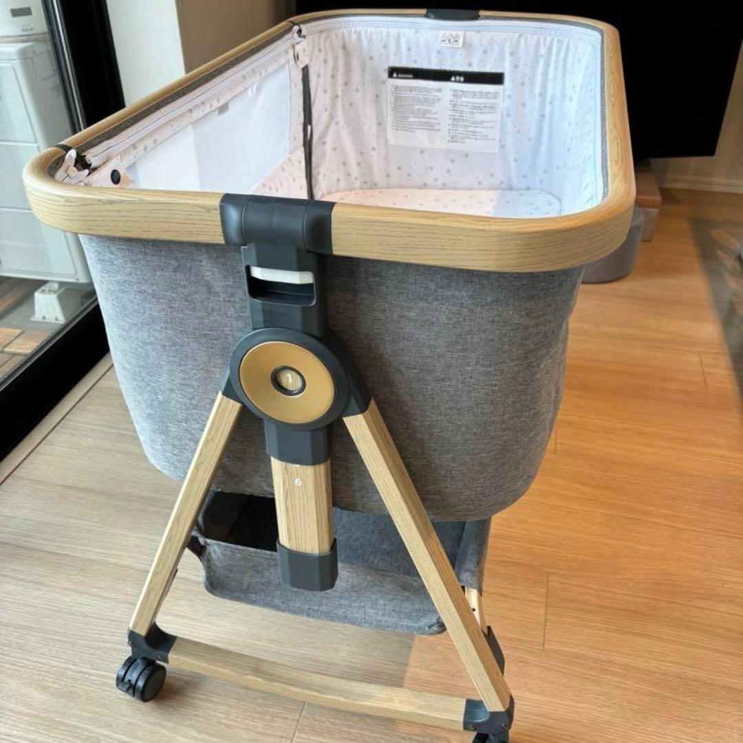 グレーの折りたたみベビーベッド