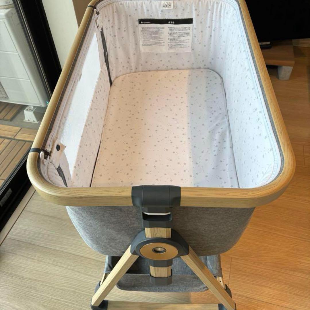 グレーの折りたたみベビーベッド