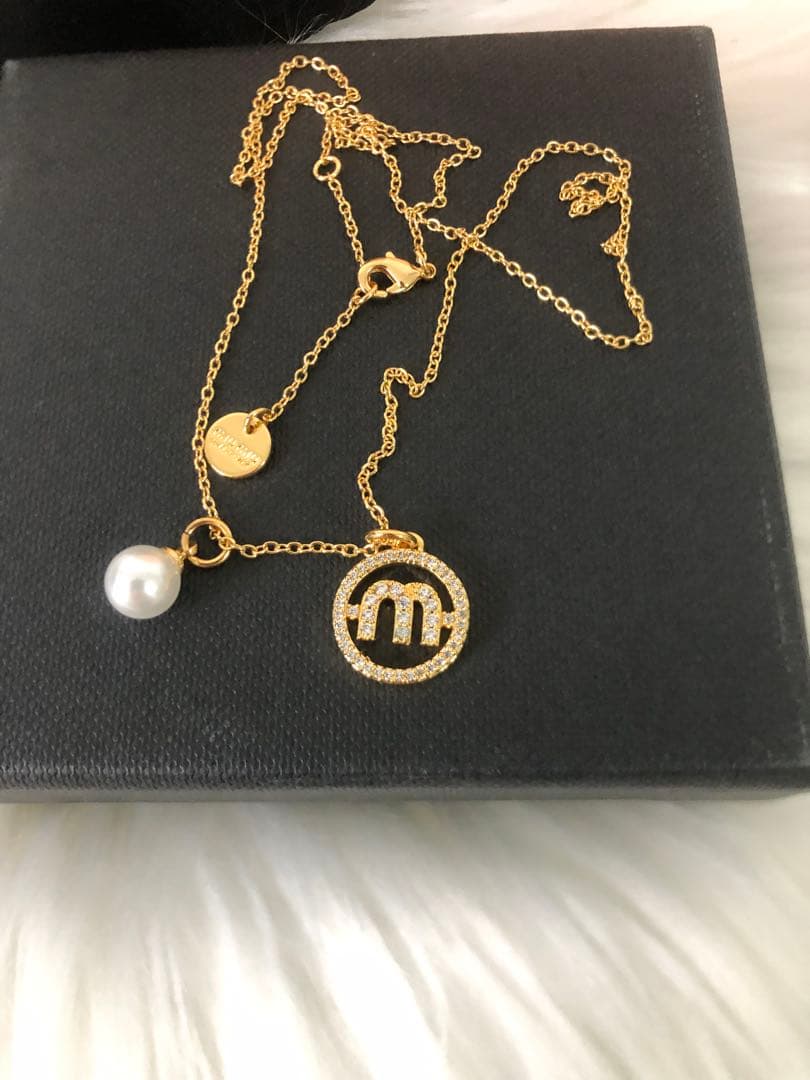 MIUMIU ミュウミュウ　ゴールド　ネックレス　Ｍロゴ　パール　おしゃれ