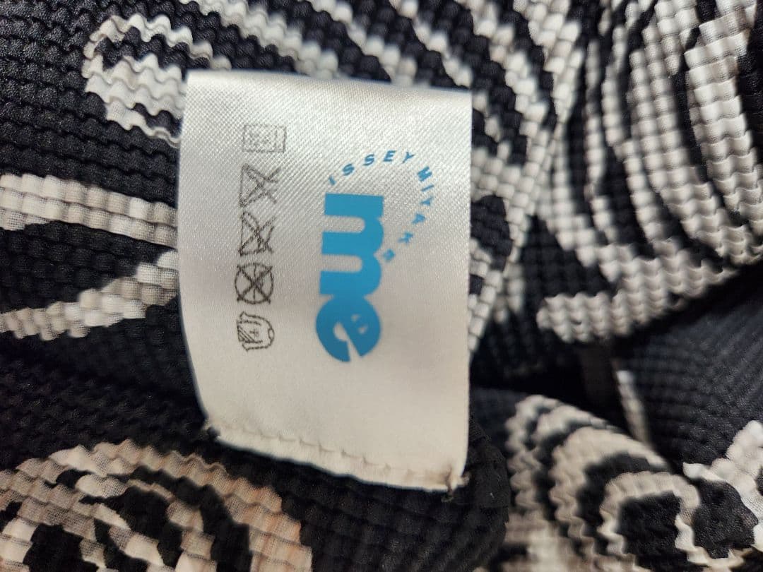 910112　me ISSEY MIYAKE　柄　ハイネック