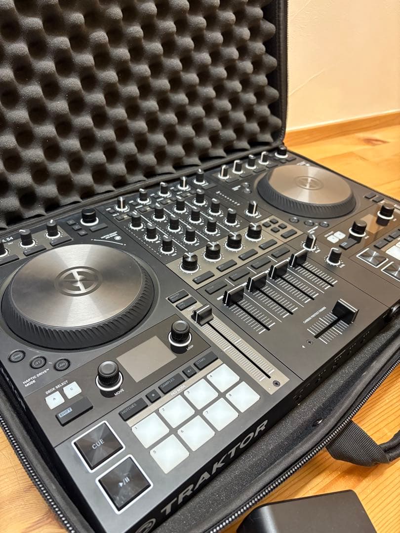TRAKTOR KONTROL S4 MK3 キャリーケース付き