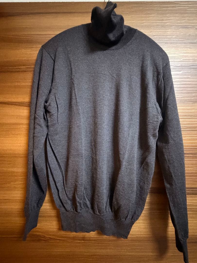 クルチアーニ　ダークグレー タートルネック