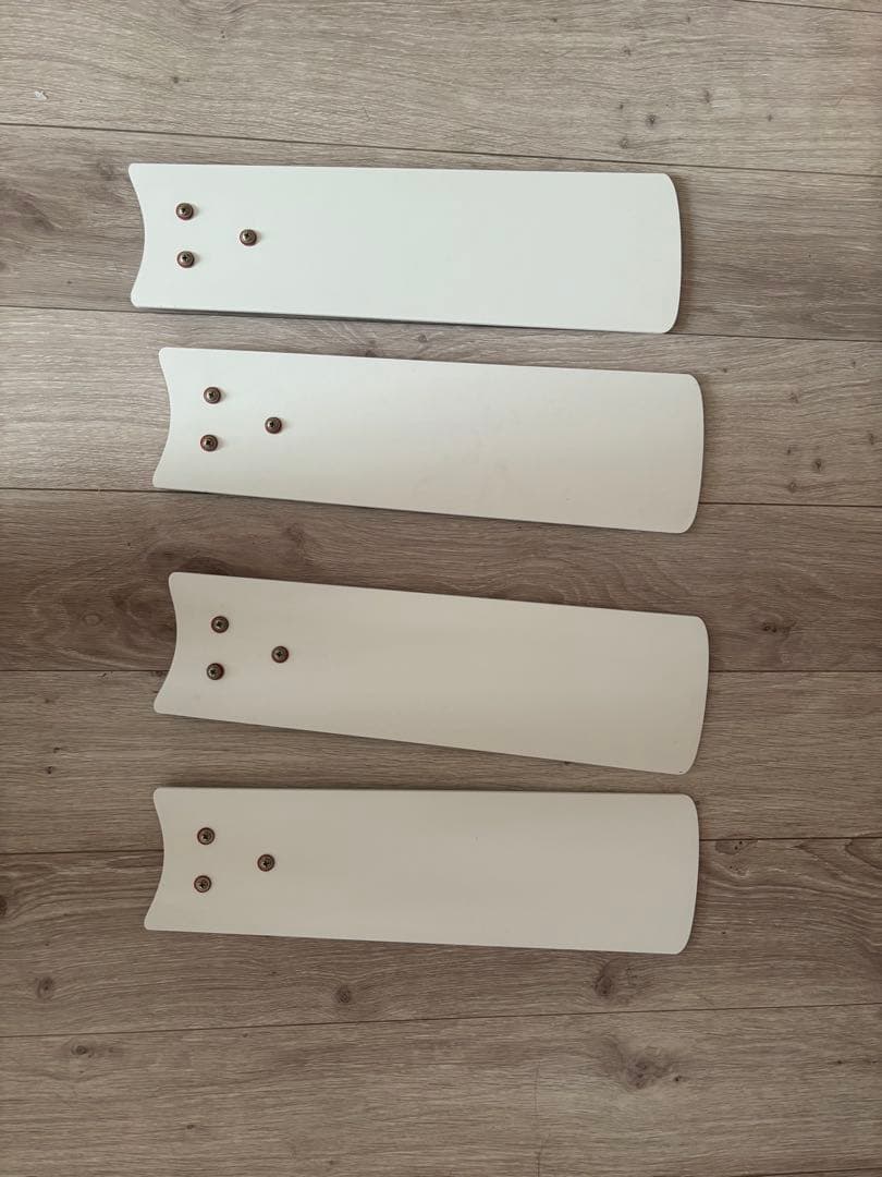 ホワイトシーリングファン 4枚羽根 3灯ライト付き