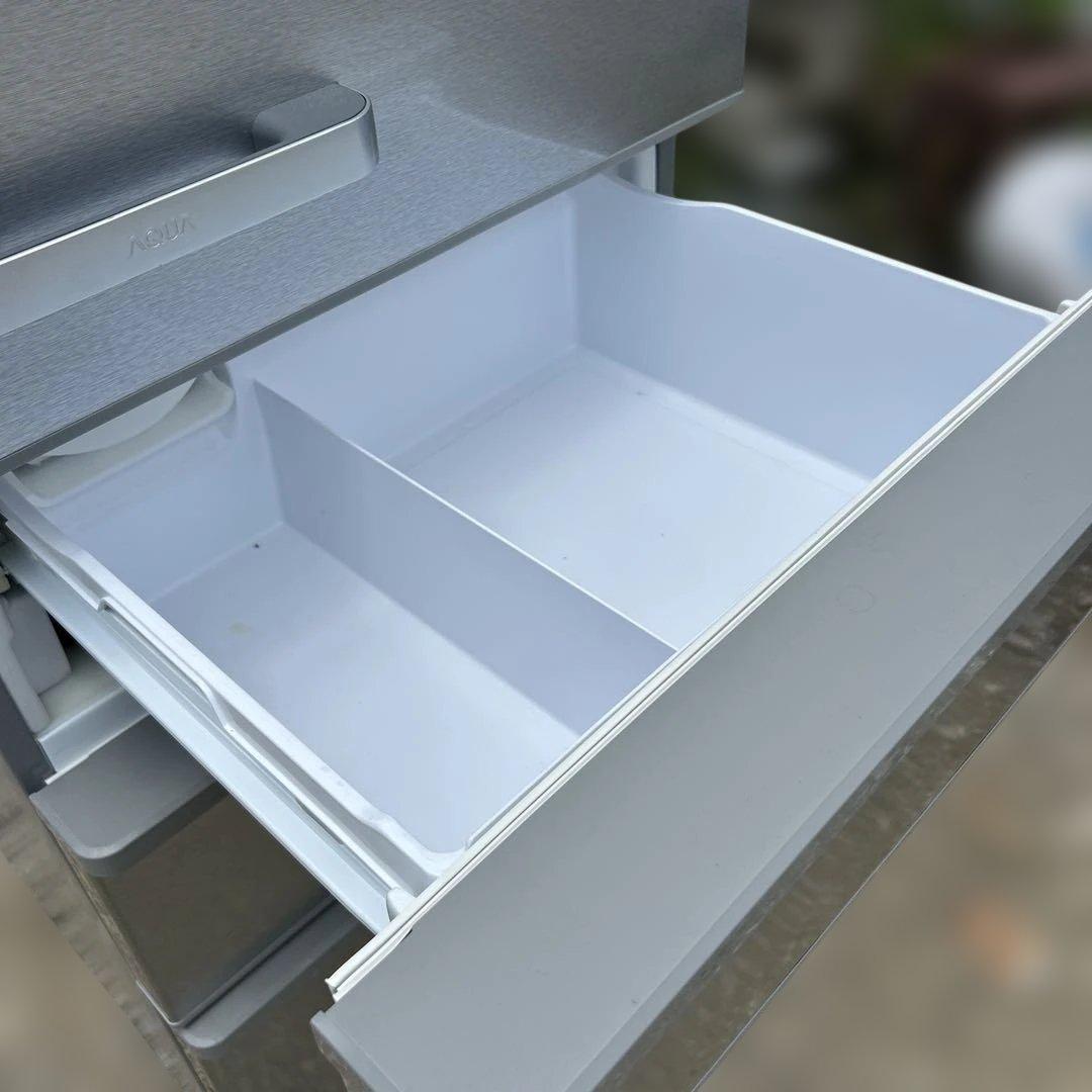 2023年製のAQUA製355L冷蔵庫、冷凍室89L、冷蔵室266L、