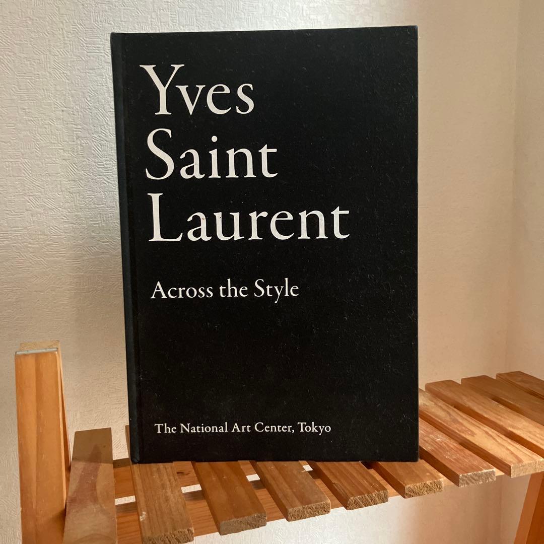 イヴ・サンローラン　バックル　時を超えるスタイル