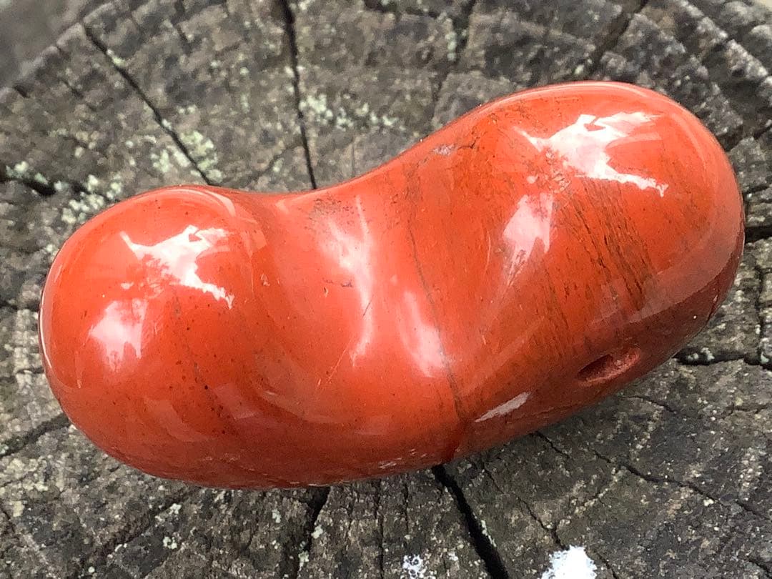 ✳売り尽くし希少玉　佐渡の赤玉石勾玉特大1点　幸運の赤‼️ 鑑別書付本物を‼️