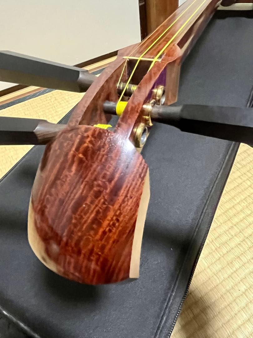 津軽三味線 段違い二本溝 トチ有 本鼈甲撥 軽量ハードケース付き 皮破れ無し