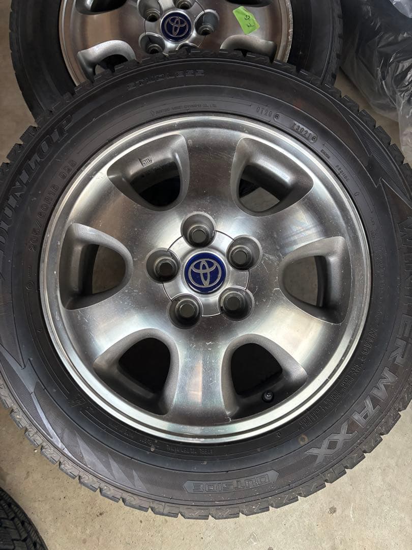 ヒヨギン トヨタ プリウスα 16インチ スタッドレス1本②