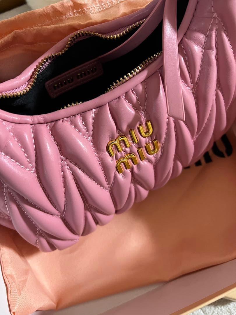 miu miu ピンク ショルダーバッグ