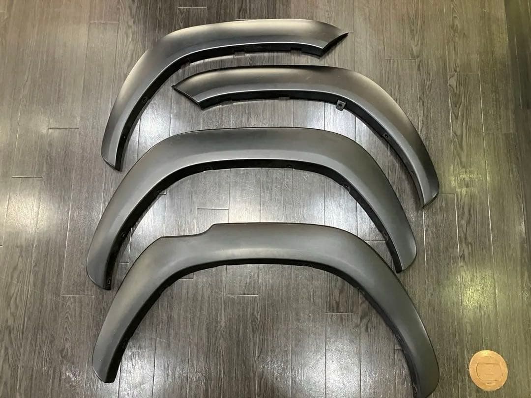 ハイラックス GUN125ブラックラリー純正オーバーフェンダー