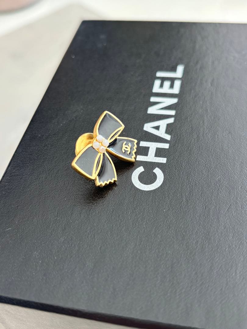 KokoCHANEL本物 リボンモチーフのブローチピン ヴィンテージ